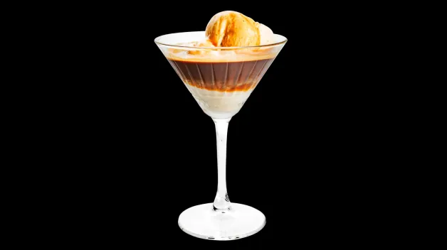 nápoj v martini sklenici