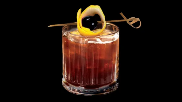 nápoj ve vroubkované sklenici s ledem