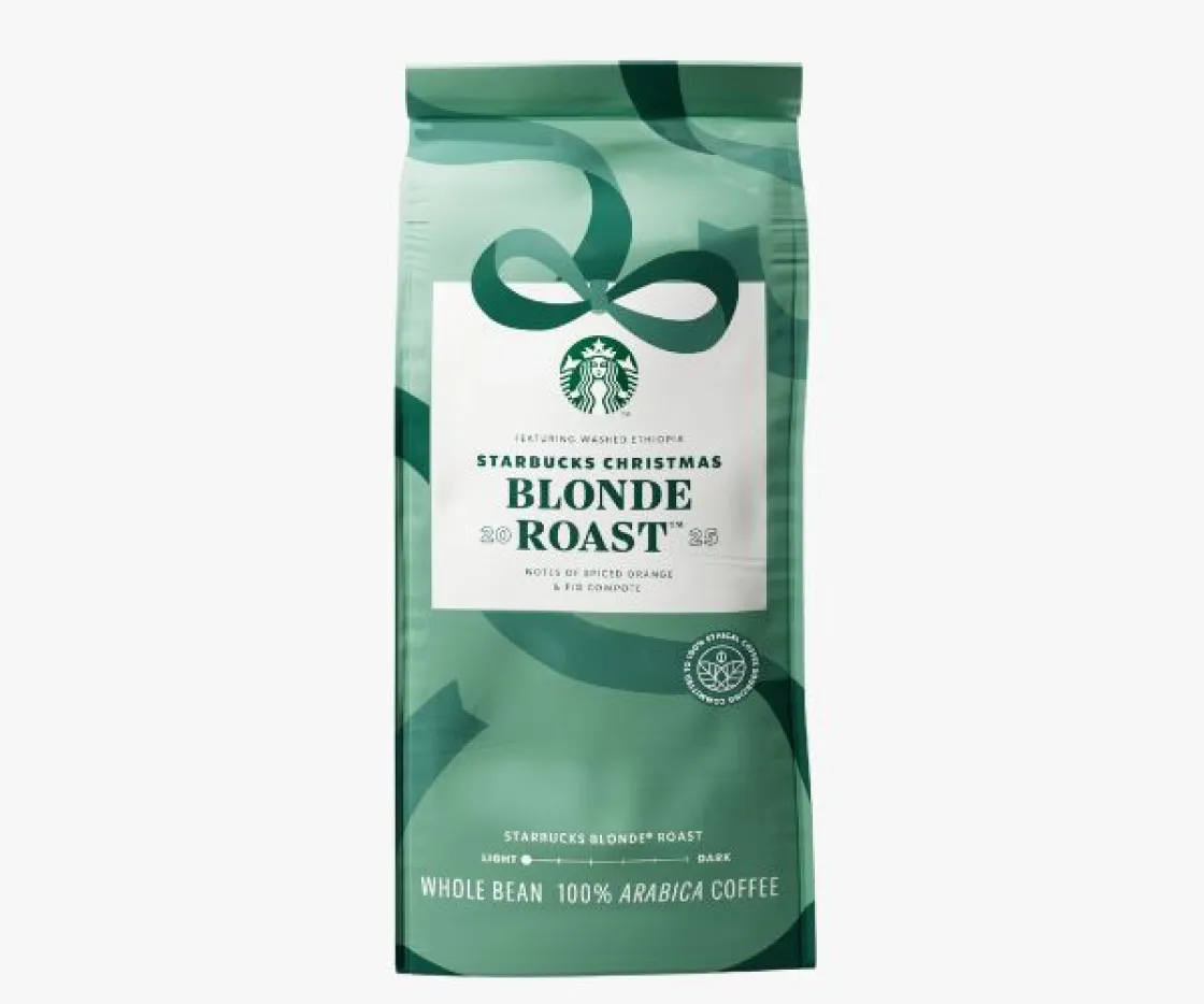Světle zelený sáček zrnkové kávy Starbucks Christmas Blonde Roast 2025
