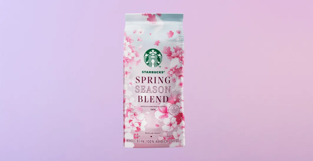 balíček kávy strabucks spring blend na růžovém pozadí