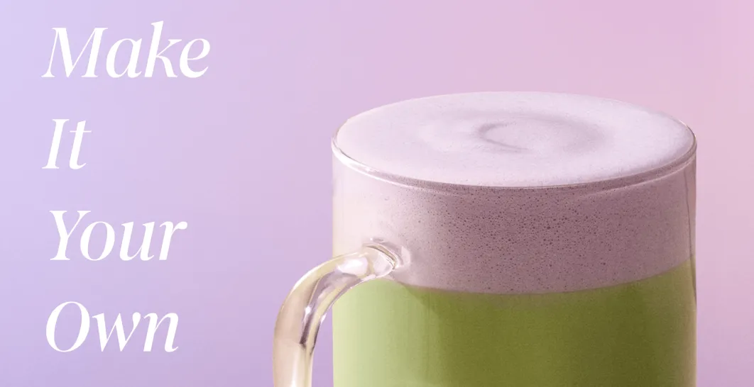 světle růžové pozadí, světle zelený nápoj ve sklenici s růžovou cold foam