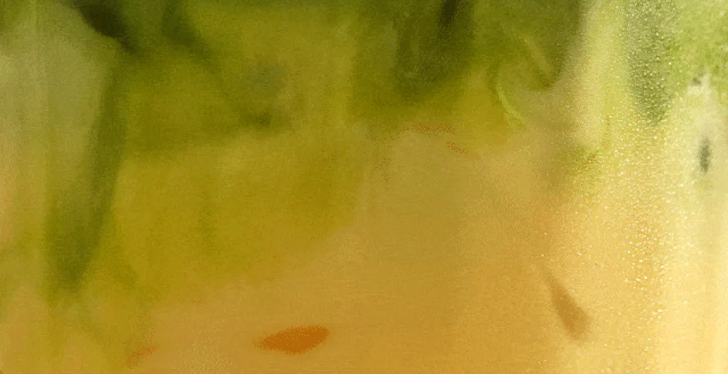 zelenožlutý barevný přechod nápoje, uprostřed text novinka: caramelised banana